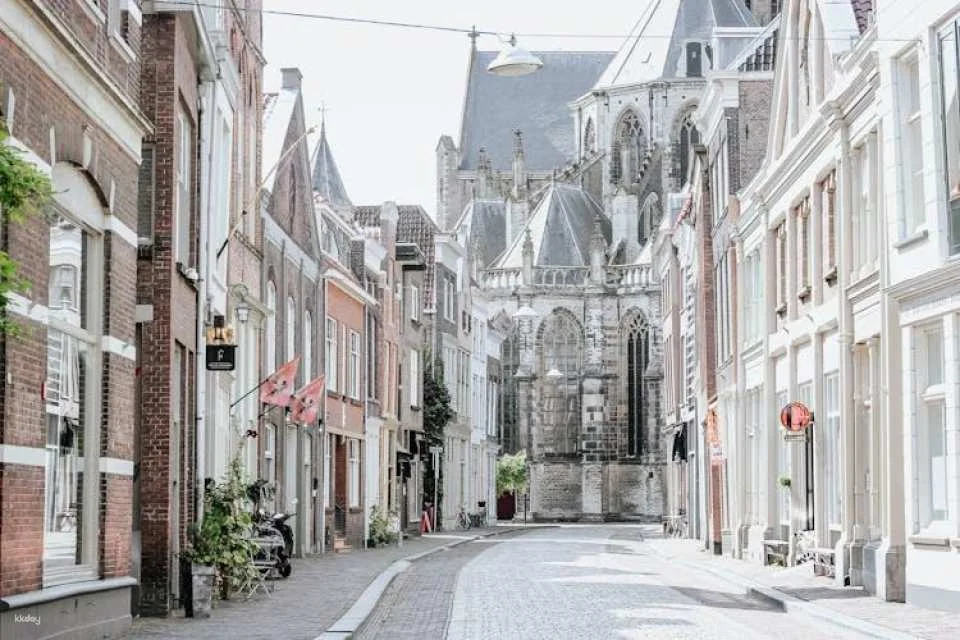 Self guided tour with interactive city game of Dordrecht