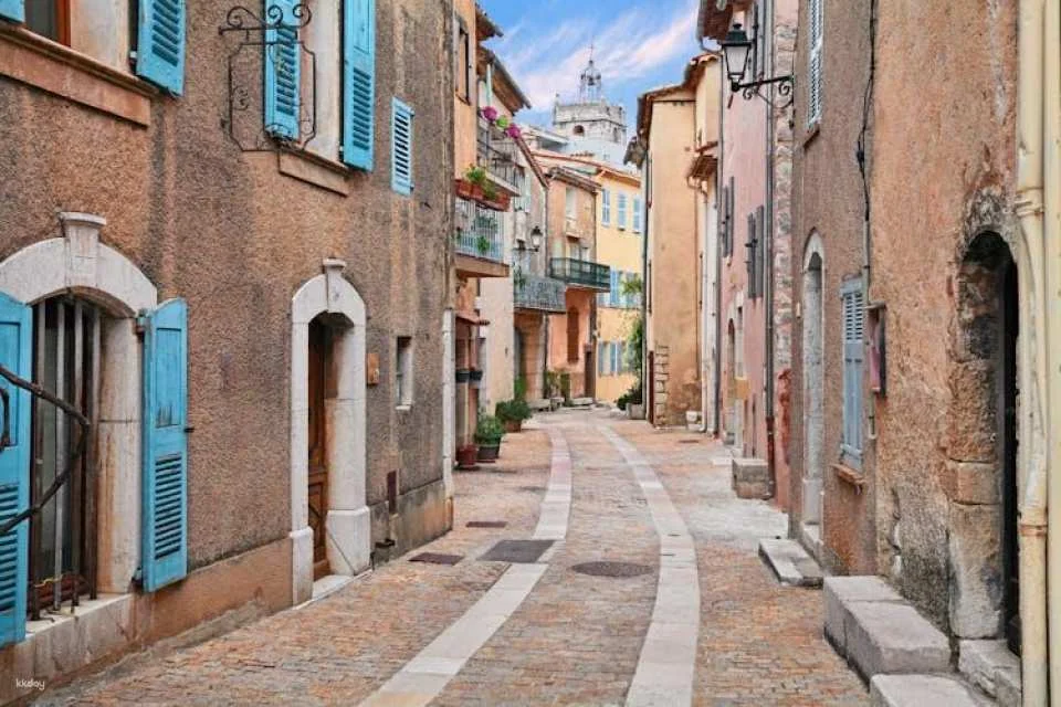 Self guided tour with interactive city game of Mons