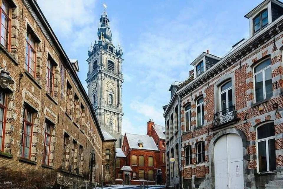 Self guided tour with interactive city game of Mons