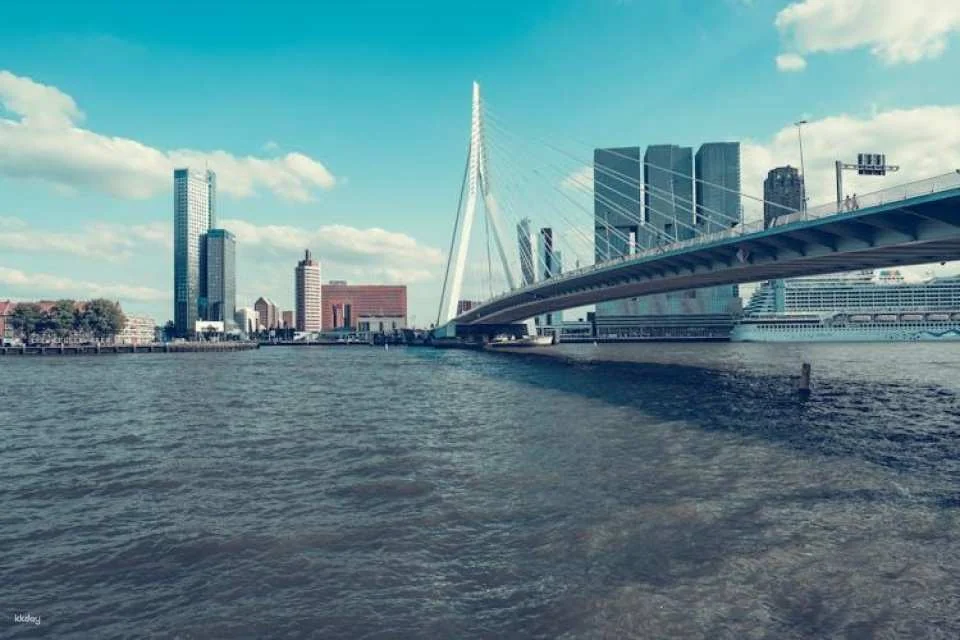 Self guided tour with interactive city game of Rotterdam