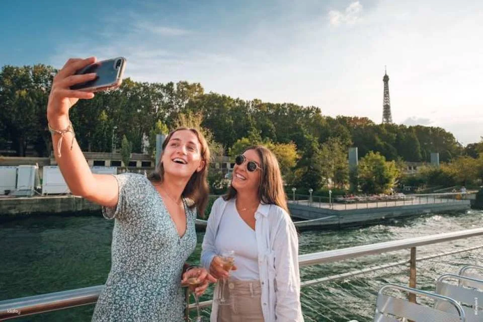 Sightseeing cruise tickets with live guide