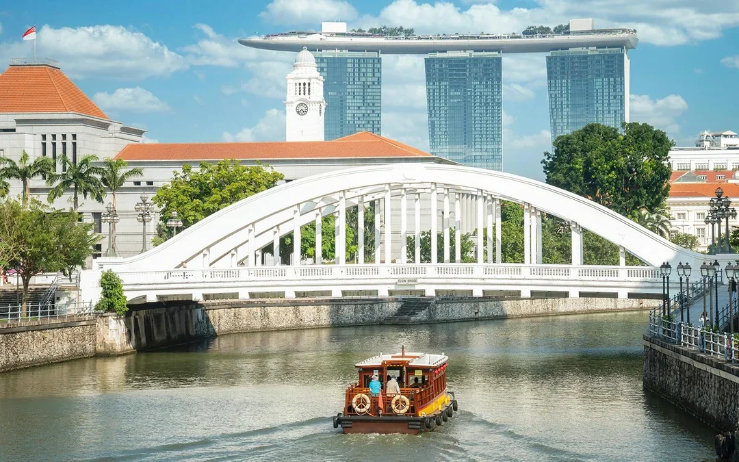 Singapore River Cruise + Chilli Crab and Seafood Experience Image 3