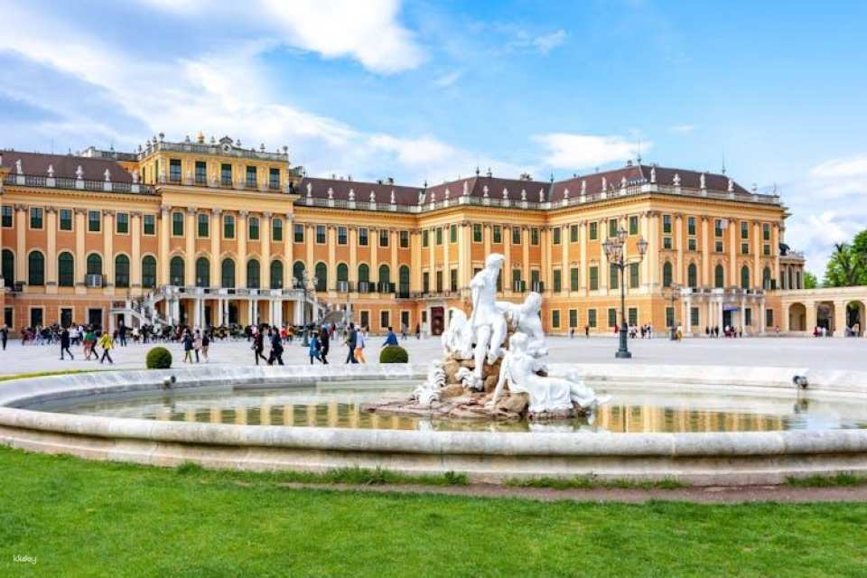 Skip-the-Line Entrance with Guide to Schonbrunn Palace and Gardens