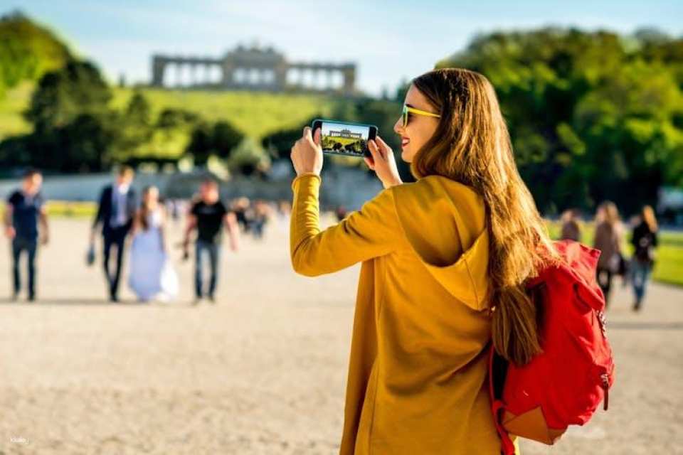 Skip-the-Line Entrance with Guide to Schonbrunn Palace and Gardens