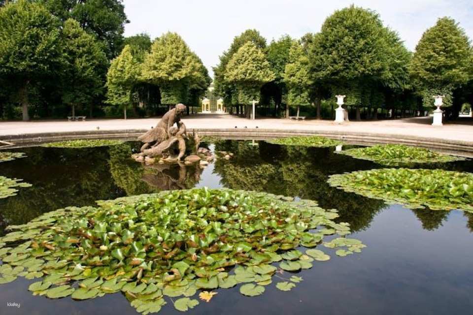 Skip-the-Line Entrance with Guide to Schonbrunn Palace and Gardens