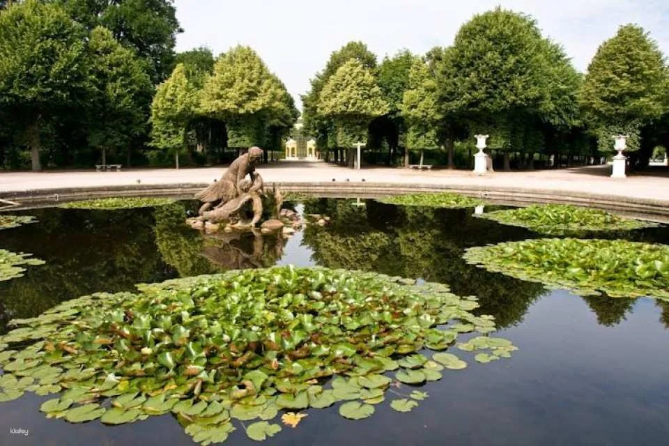 Skip-the-Line Entrance with Guide to Schonbrunn Palace and Gardens