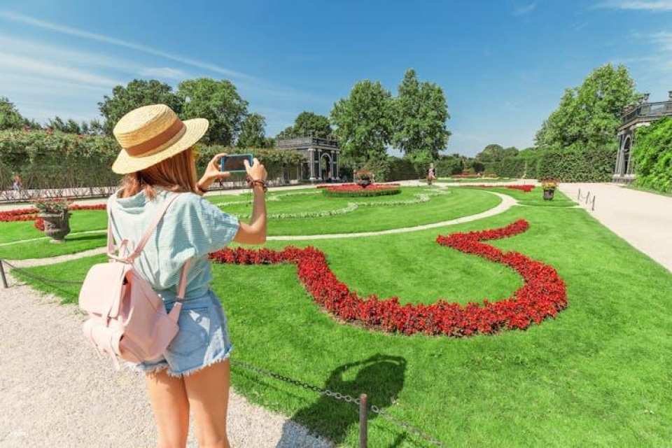 Skip-the-Line Entrance with Guide to Schonbrunn Palace and Gardens