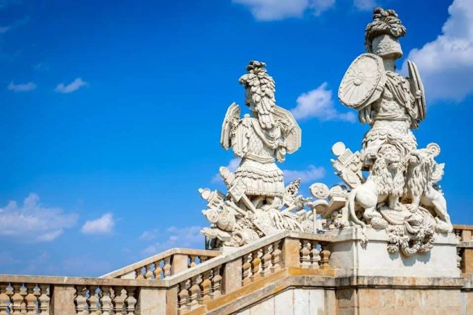 Skip-the-Line Schönbrunn Palace and Gardens with Guide in Italian