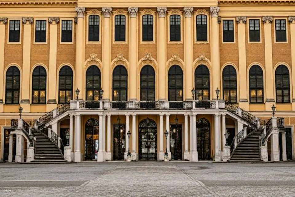 Skip-the-Line Schönbrunn Palace and Gardens with Guide in Italian
