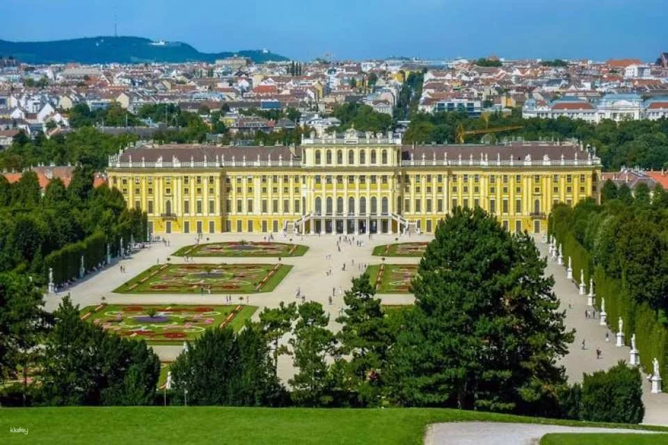Skip-the-Line Schönbrunn Palace and Gardens with Guide in Italian