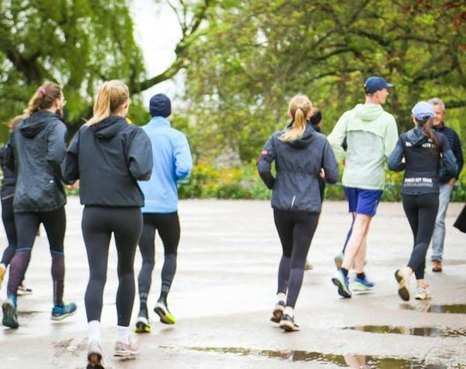 Small-group guided running city tour in Hamburg city centre