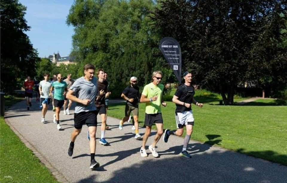 Small-group guided running city tour in Hamburg city centre