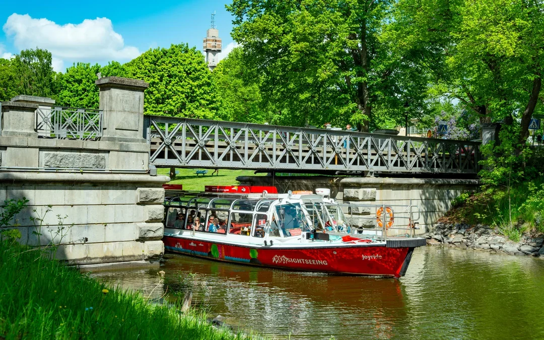 Stockholm: City Sightseeing Cruise with Fresh Pizza Image 1