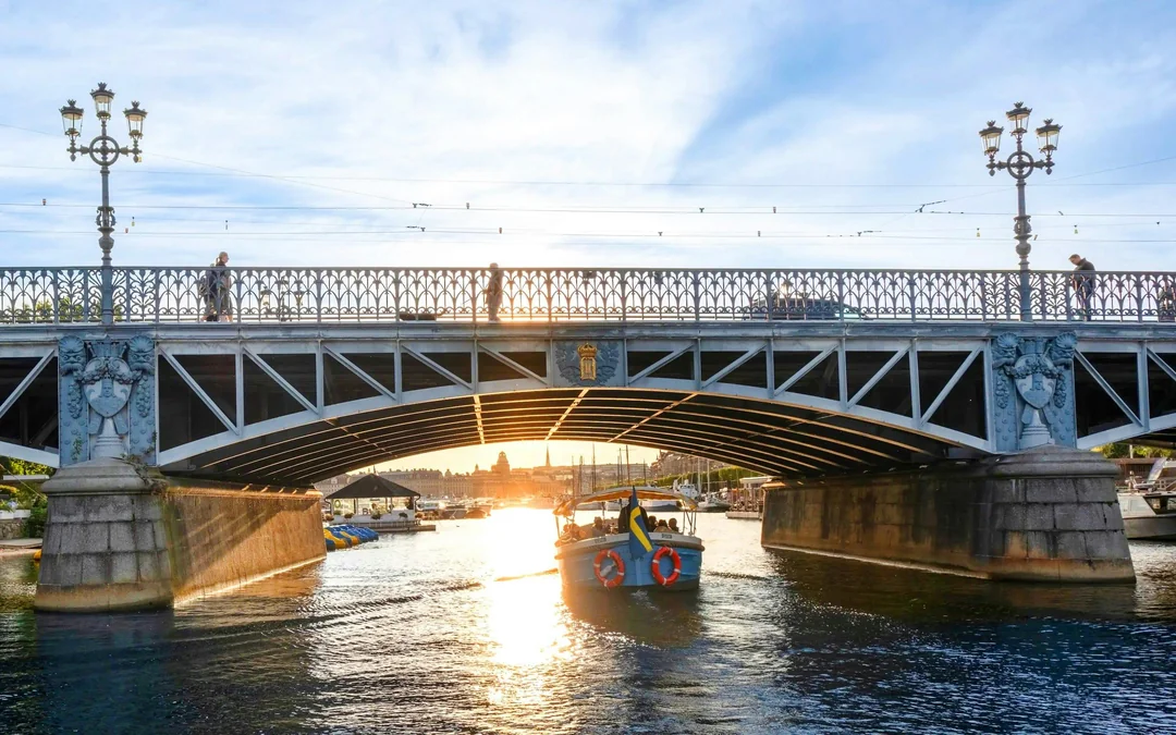 Stockholm: City Sightseeing Live Guided Cruise on an Eco-Friendly Electric Boat Image 1