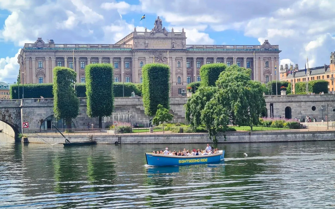 Stockholm: City Sightseeing Live Guided Cruise on an Eco-Friendly Electric Boat Image 4