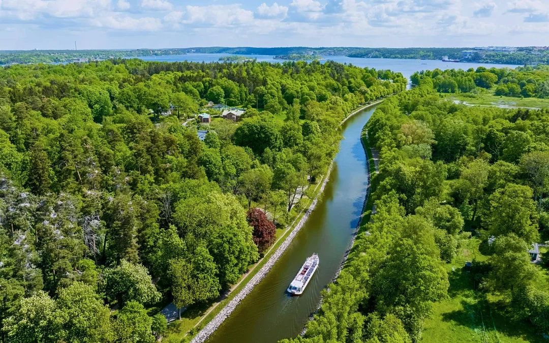 Stockholm: Royal Bridges & Canal Boat Tour with Audio Guide Image 3
