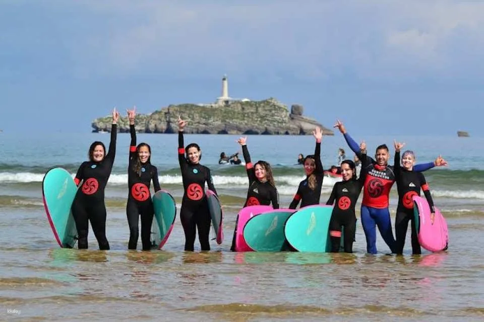 Surf lesson for all skill levels in Somo