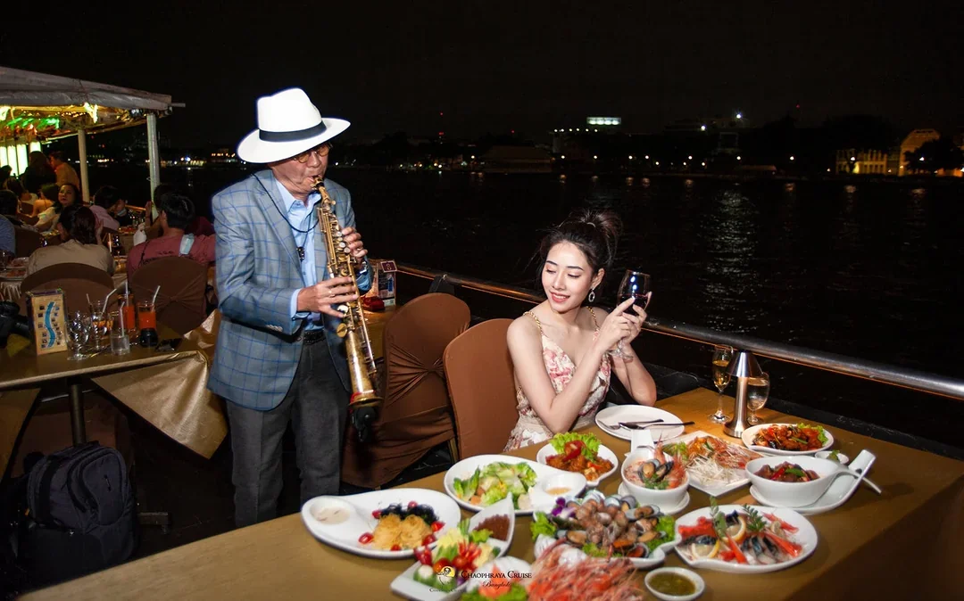 The Grand Chao Phraya Cruise with Buffet Dinner & Live Music Image 5