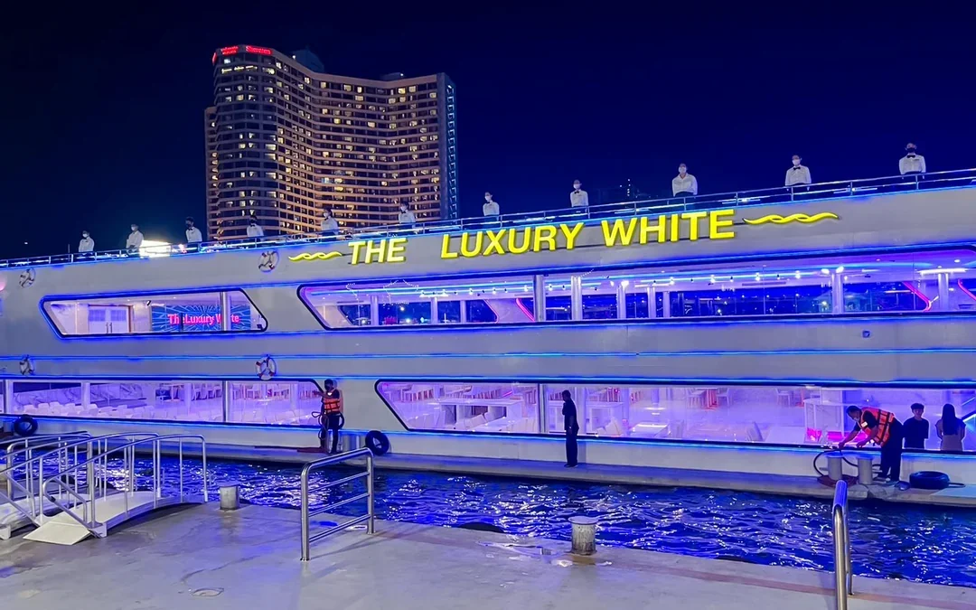 The Luxury White Dinner Cruise at ICONSIAM Image 2