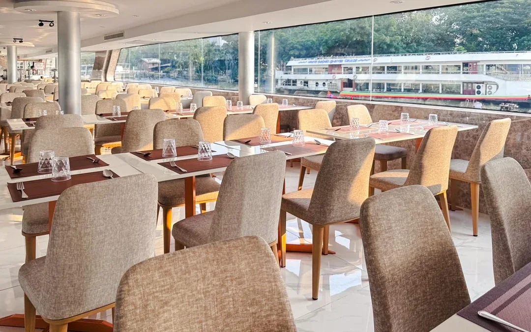 The Luxury White Dinner Cruise at ICONSIAM Image 6