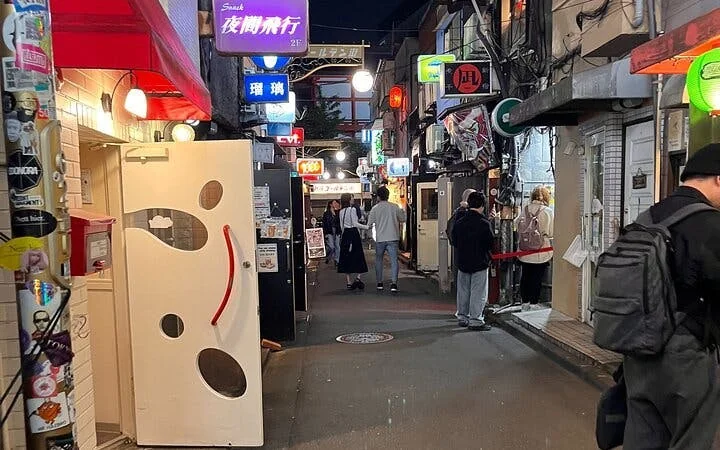 Tokyo Bar Hopping Tour in Shinjuku (All-You-Can-Drink + Dinn Image 4