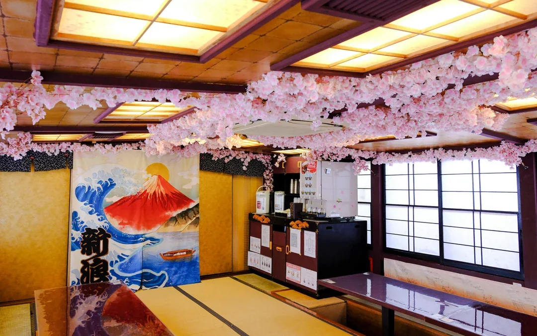 Tokyo Half-Day Tour: Imperial Palace, Tsukiji & Tea Cruise Image 8