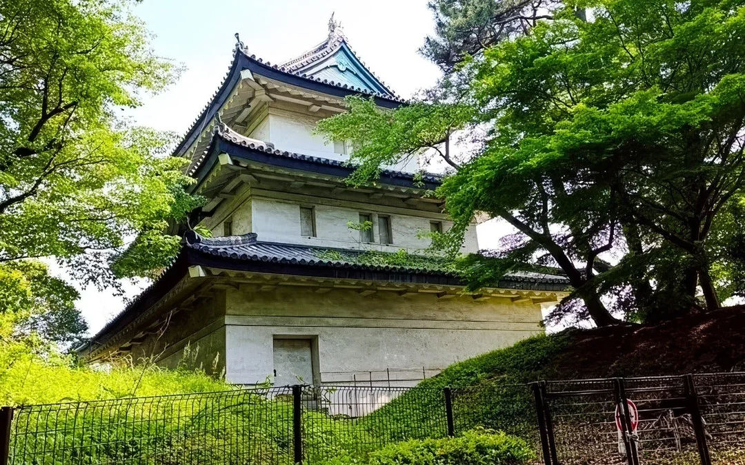 Tokyo: Imperial Palace East Gardens & Edo Castle Guided Walking Tour Image 9