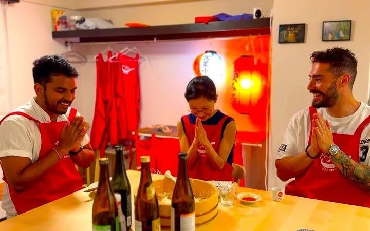 Tokyo Izakaya-Style Evening Cooking Class with Drinks and Ingredient Shopping Image 4