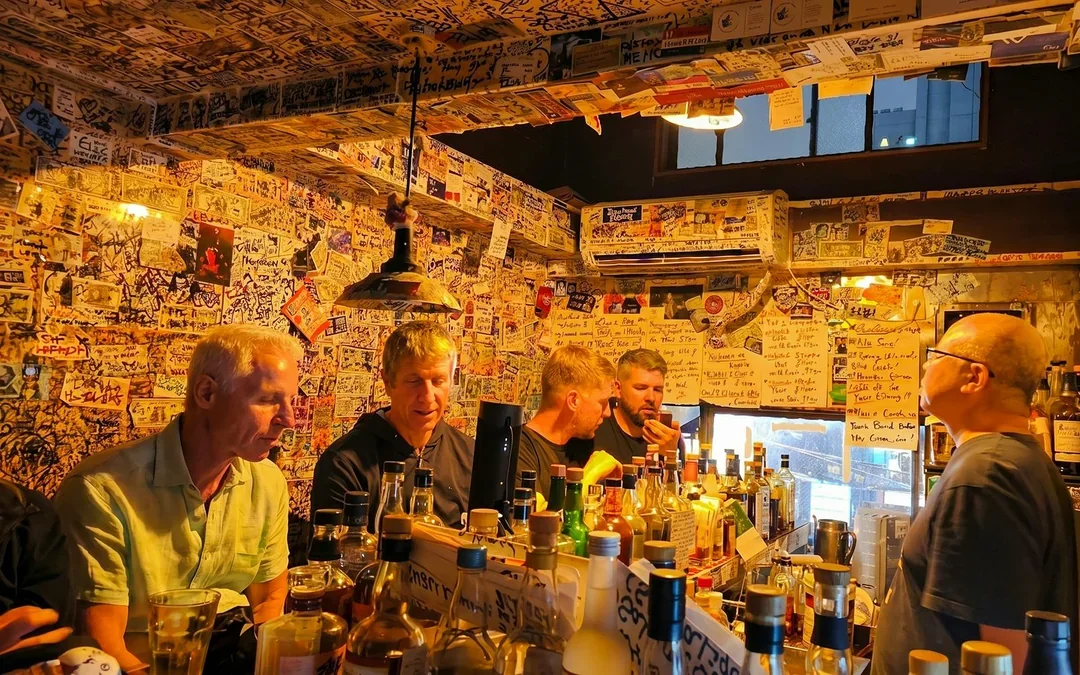 Tokyo: Shinjuku Bar Hopping Tour with All-You-Can-Drink and Dinner Image 7
