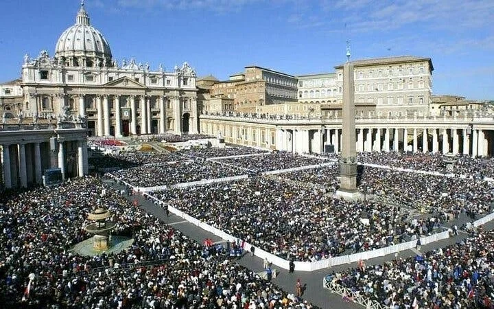 Vatican Papal Audience Reserved Spot Small-Group Guided Tour Spain Image 3