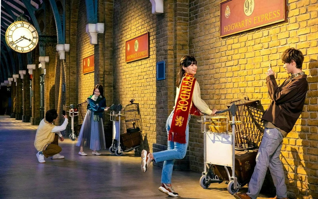 Warner Bros. Studio Tour Tokyo Tickets: The Making of Harry Potter with Golden Snitch Drink Bottle Image 2