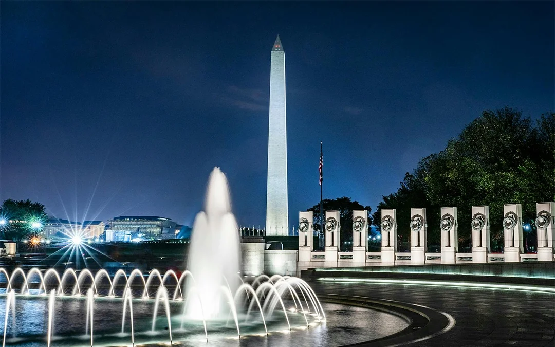 Washington DC Moonlight Monuments Guided Bus Tour at the National Mall Image 5