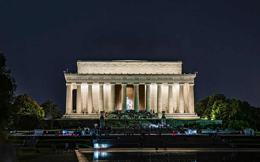 Washington DC Moonlight Monuments Guided Bus Tour at the National Mall Image 9