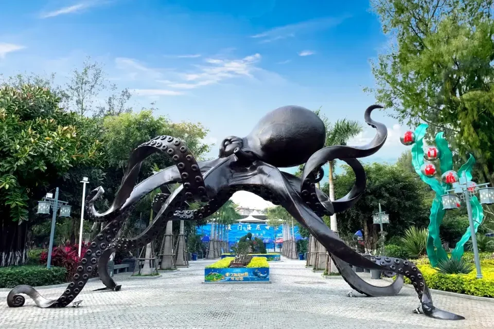 Xiamen Gulangyu Underwater World Tickets | A large marine aquarium within a 5A scenic area, explore the blue underwater palace.
