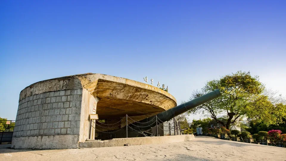 Xiamen Zengcuo'an Coastal Cultural and Creative Fishing Village + Hulishan Fortress Day Ticket | Enjoy traditional Minnan houses, seafood delicacies, and island scenery all in one trip.