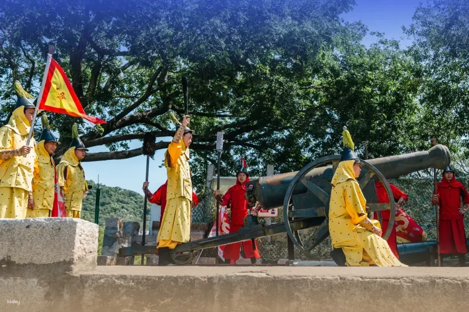 Xiamen Zengcuo'an Coastal Cultural and Creative Fishing Village + Hulishan Fortress Day Ticket | Enjoy traditional Minnan houses, seafood delicacies, and island scenery all in one trip.