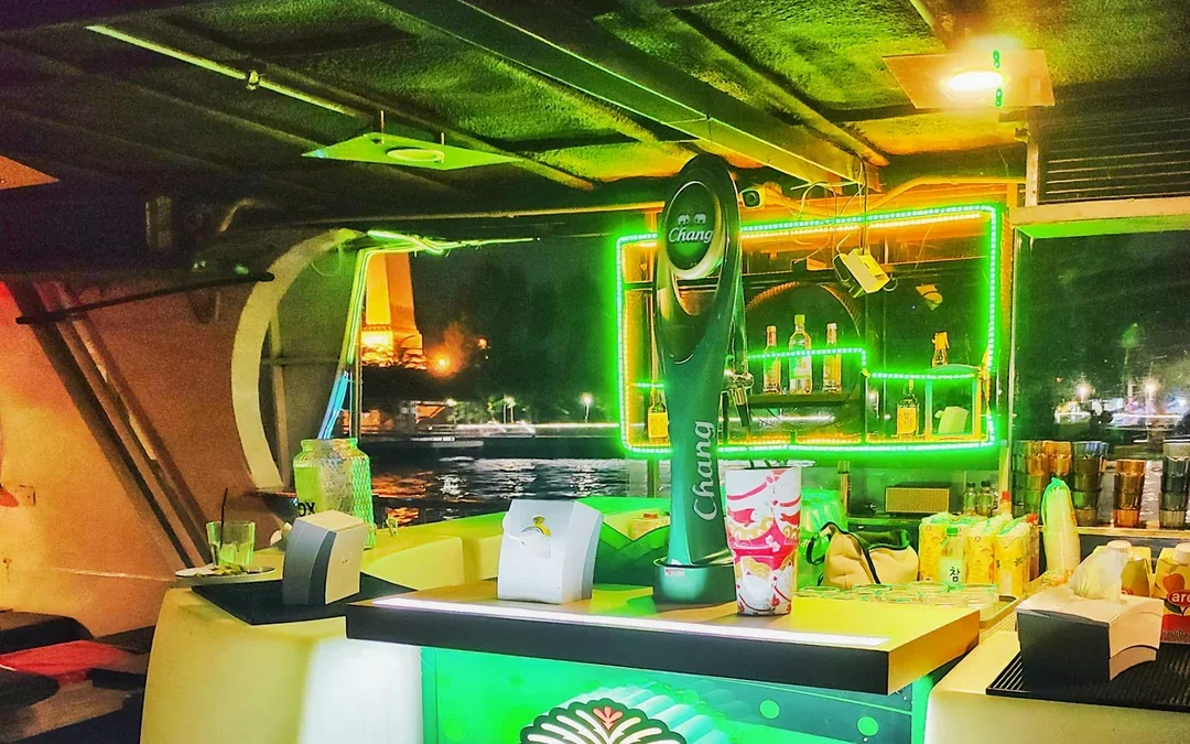 Yodsiam Sightseeing Boat in Bangkok with Snacks & Beverages Image 7