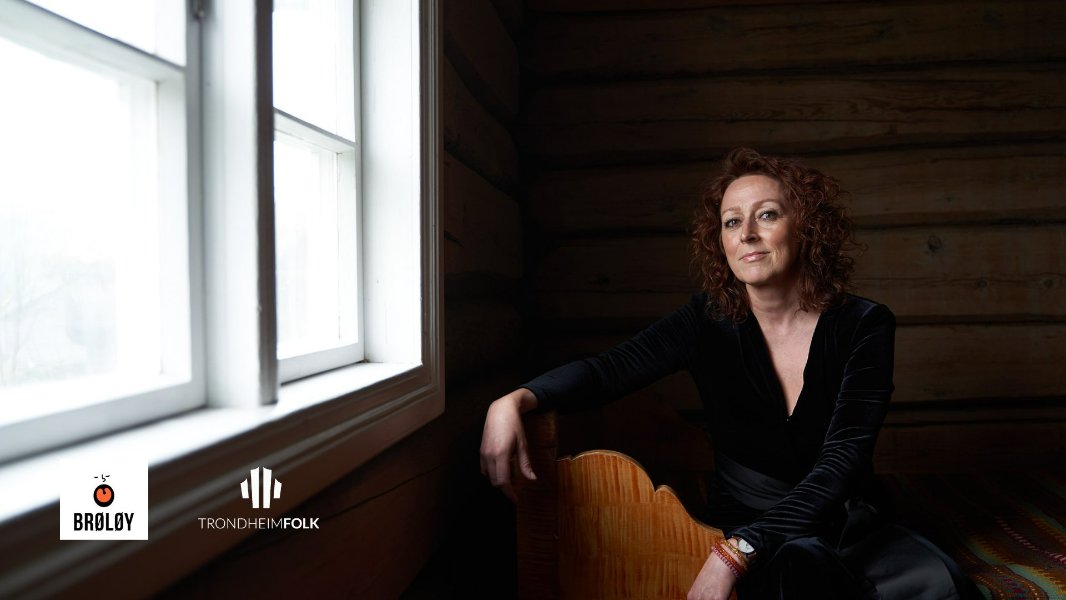 Camilla Granlien ved vindu