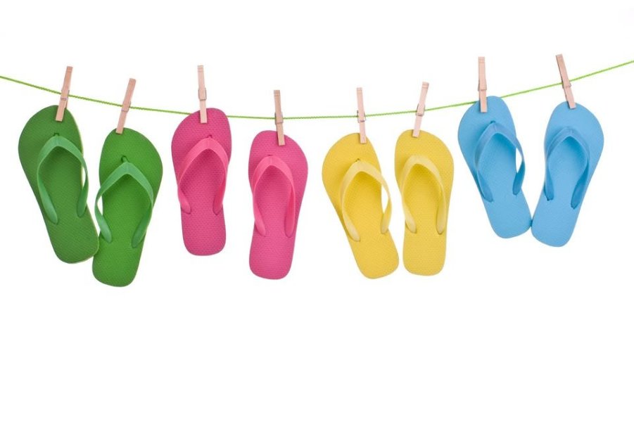 Bilde av flip flops som henger til tørk