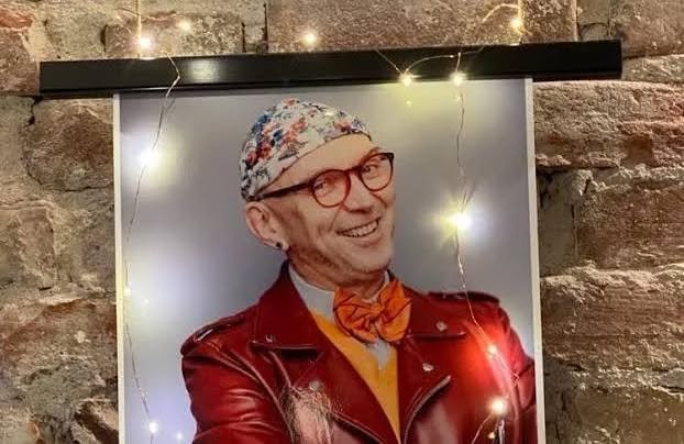 May be pop art of eyeglasses and lighting