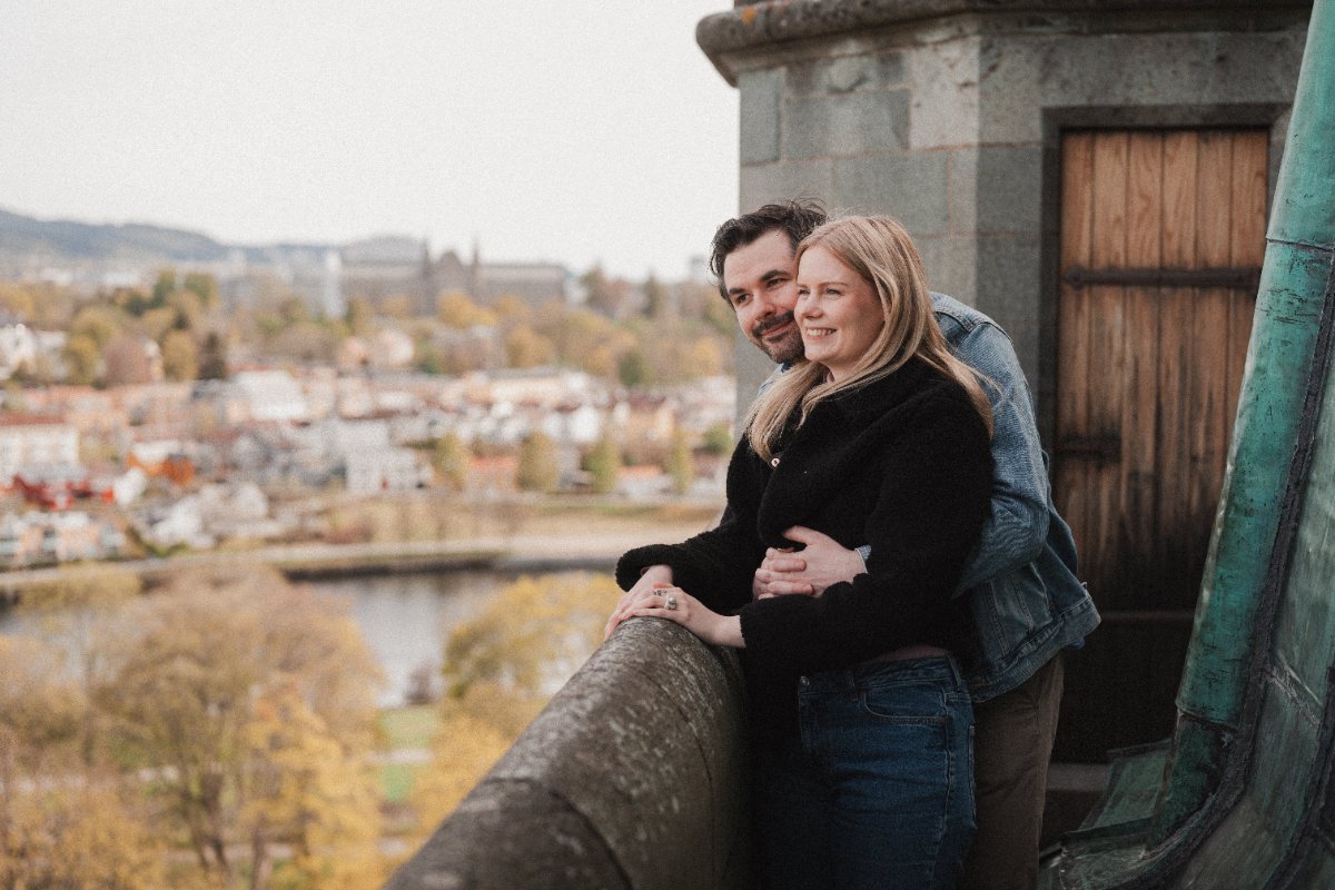 Et ungt par står i et tårn i Nidarosdomen og ser på utsikten.