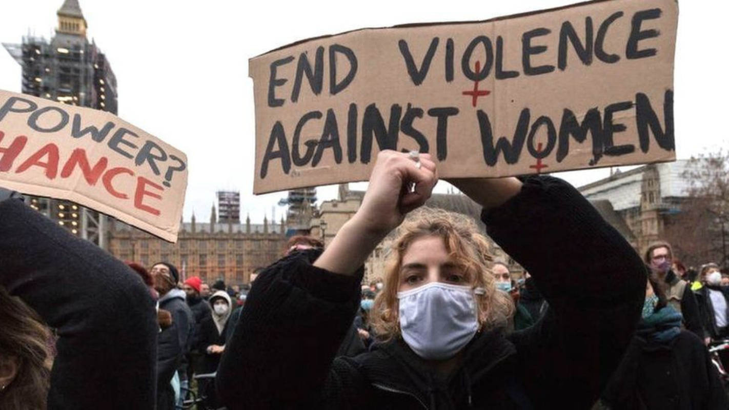 Foto av demonstranter mot vold mot kvinner