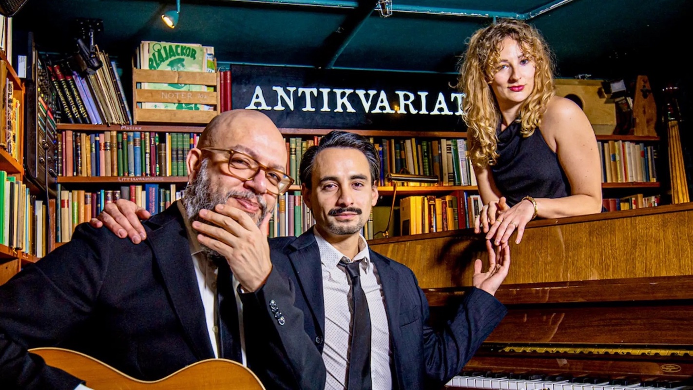 May be an image of one or more people, accordion, piano, clarinet and text that says "EJACKOR NOTER NOTERON NOTE ER R Rk 一 ANTIKVARIAT 田"