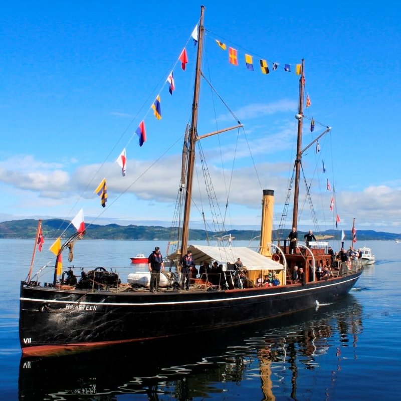 A picture of SDS Hansteen with crew and passangers on the ship.