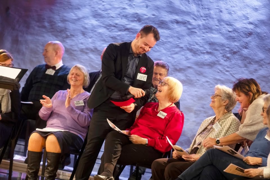 An image of 6 people singing.