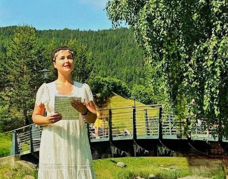 A woman singning in an open field