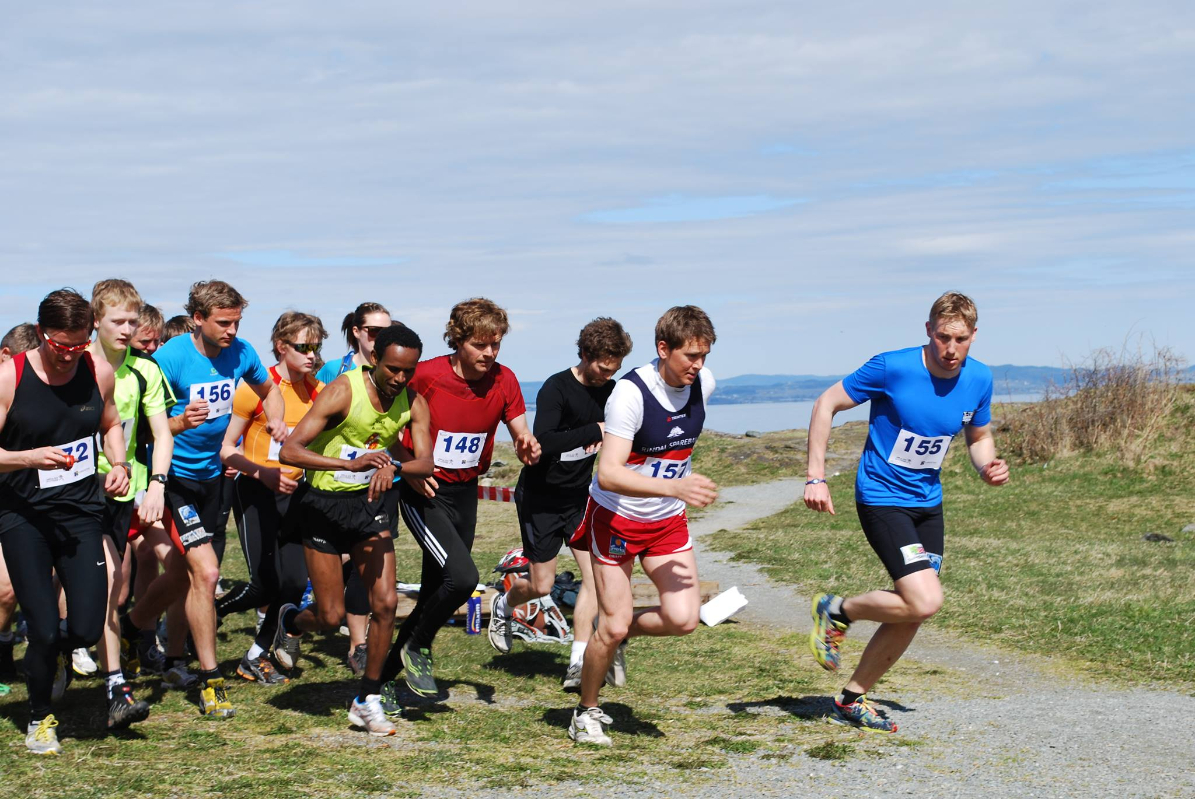 Bilde med løpere som starter å løpe fra Vikhammerløkka