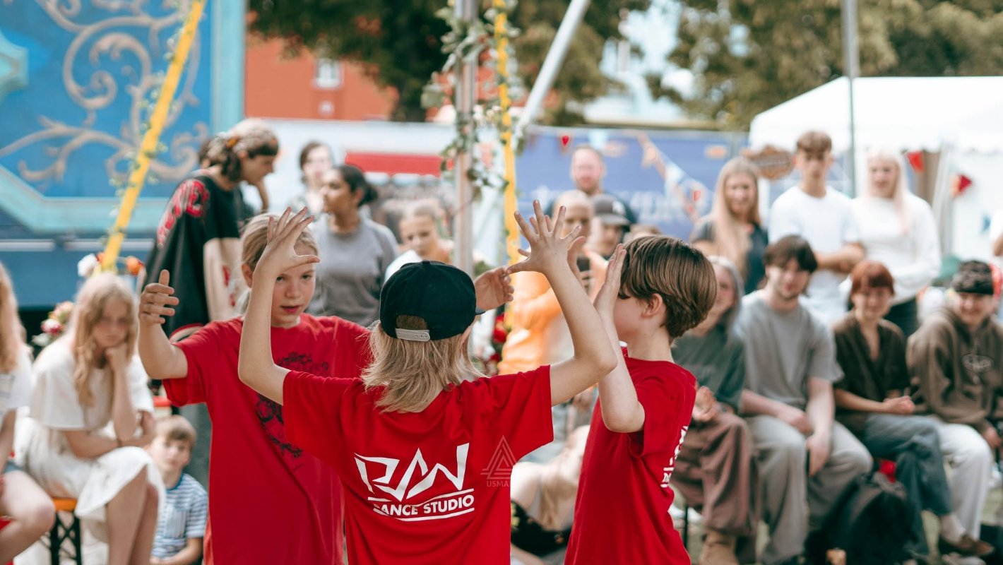 An image of crowd and text that says "RAW ANCESTUDIO ANCE STUDIO"