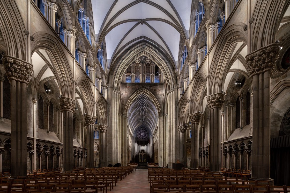 Inne i en gotisk kirke