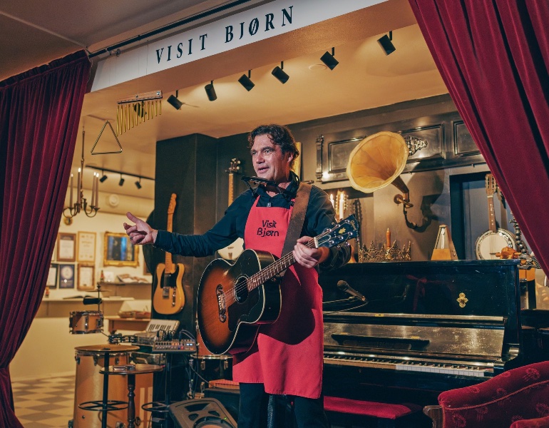 May be an image of guitar and text that says 'VISIT BIORN ZIT Visit Bjern 品ー岛'